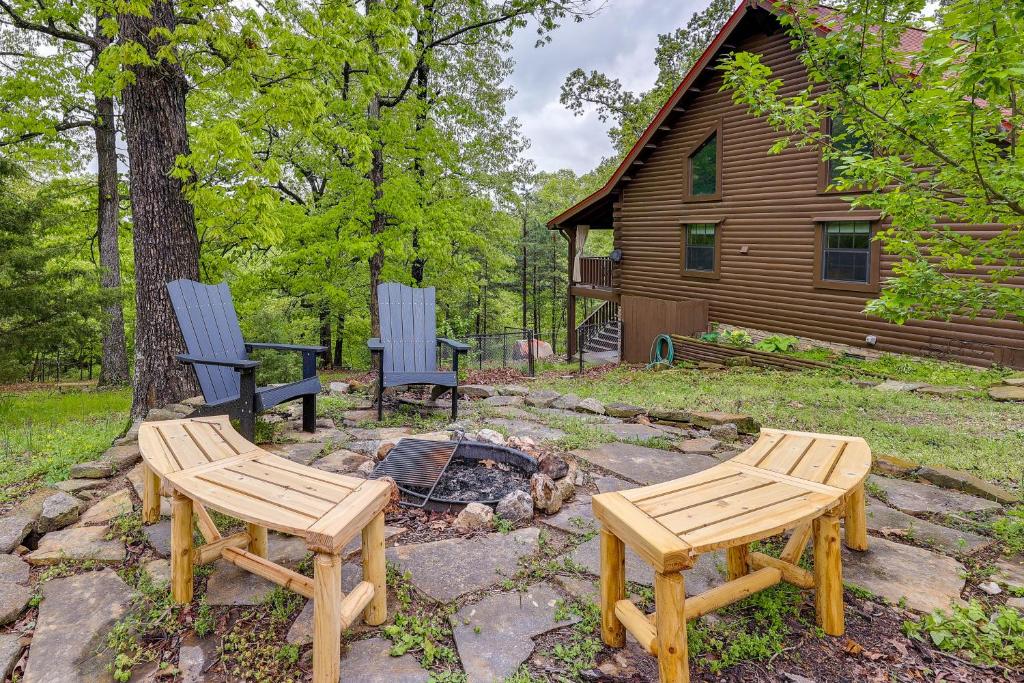 Beaver Lake Vacation Rental with Private Hot Tub!