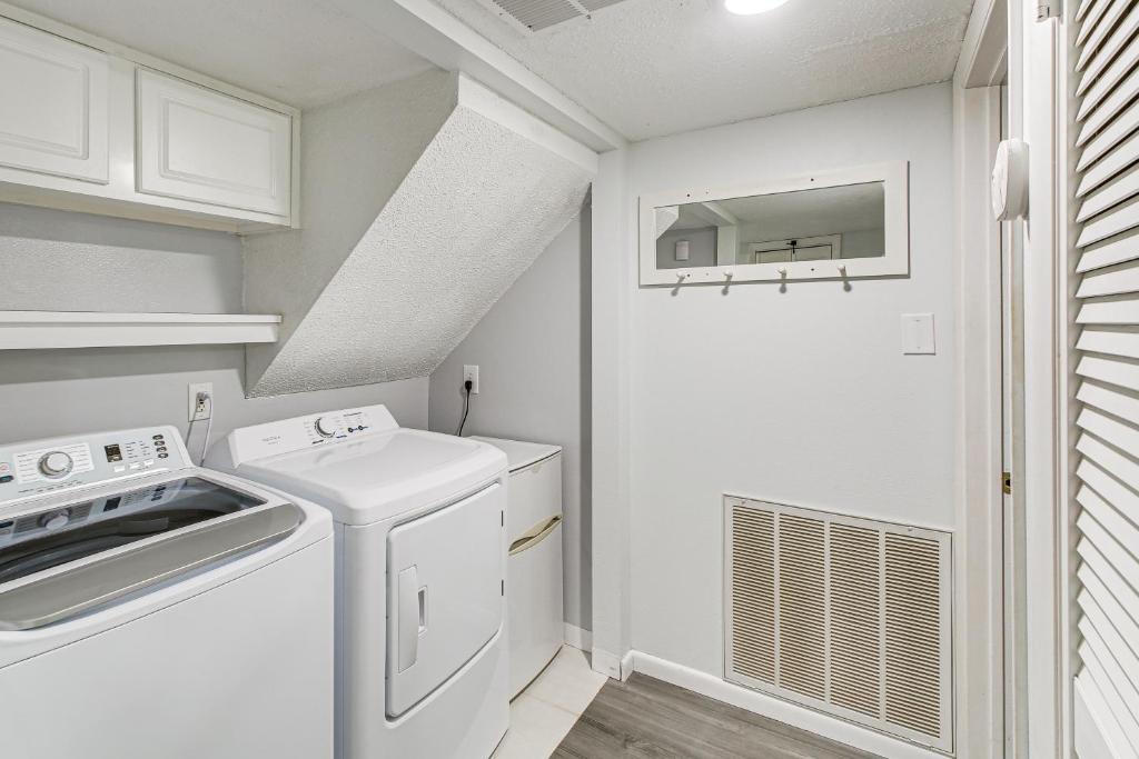 Hot Springs Retreat with Private Dock and Hot Tub! - Image 6