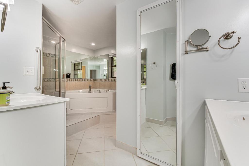 Hot Tub (Jacuzzi) - Photo 3