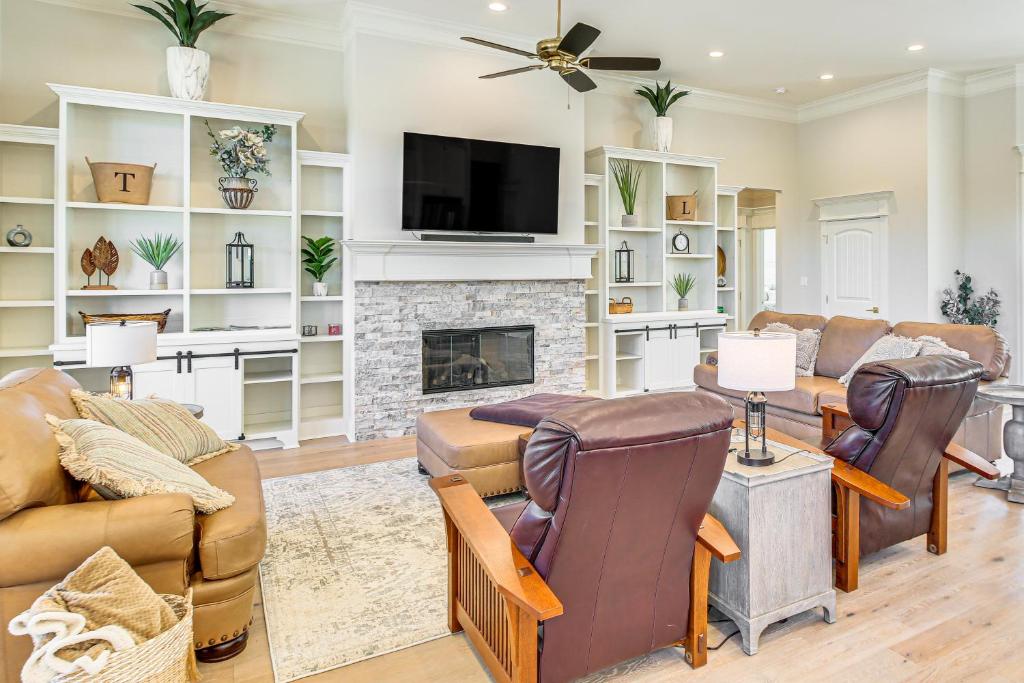 Luxe Golf Getaway in Hot Springs Village! - Image 6