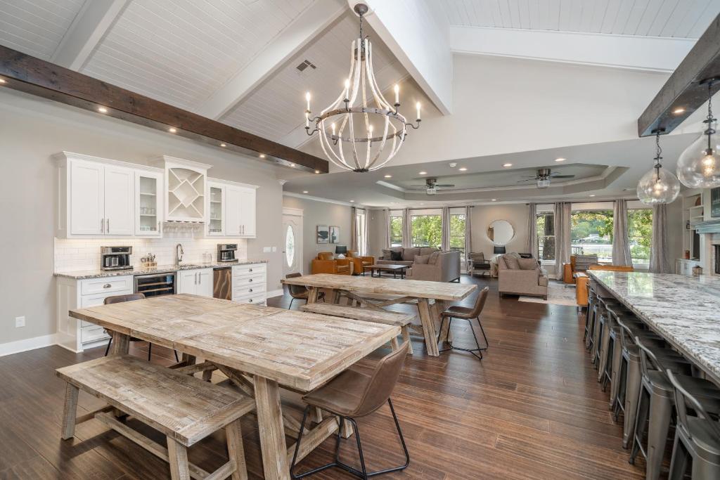 Stunning Luxury Lakefront Lodge! 8 BRs! Sleeps 32! - Image 8