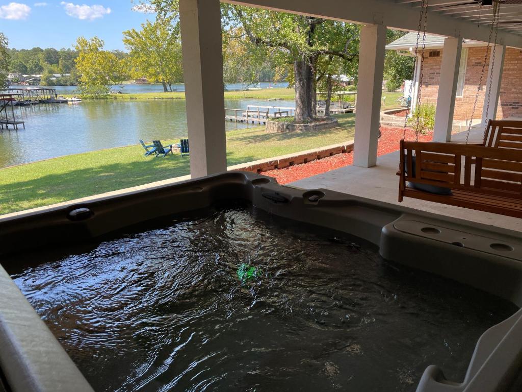 Stunning Luxury Lakefront Lodge! 8 BRs! Sleeps 32!