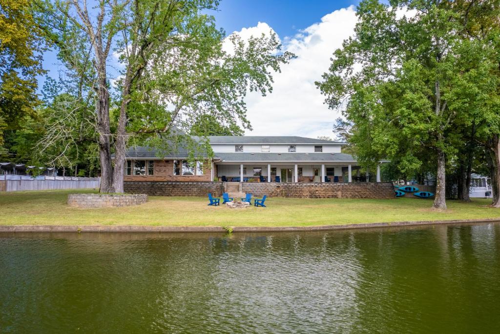 Stunning Luxury Lakefront Lodge! 8 BRs! Sleeps 32! - Image 6