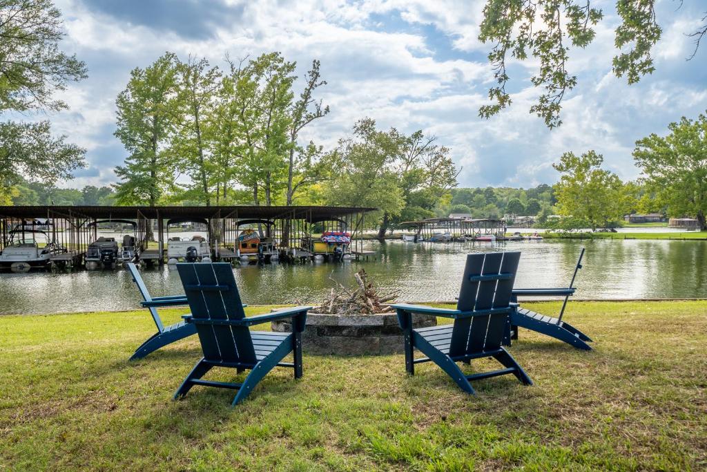 Stunning Luxury Lakefront Lodge! 8 BRs! Sleeps 32! - Image 4