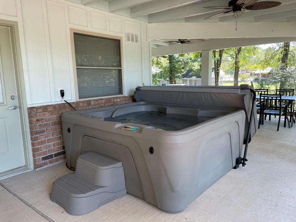 Hot Tub (Jacuzzi) - Photo 3