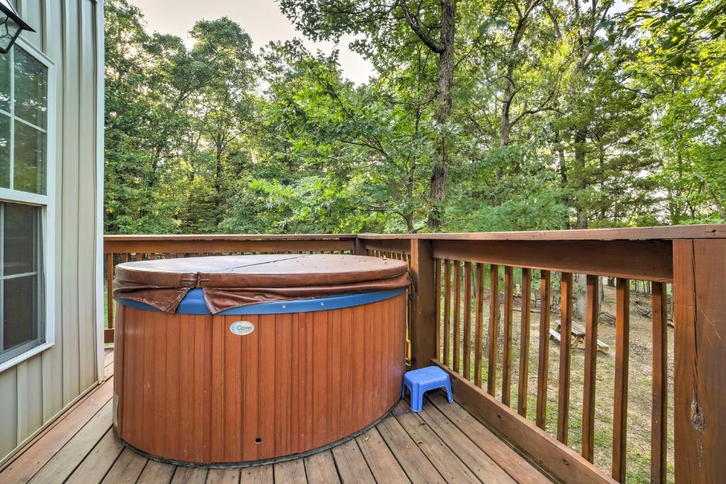 Hot Tub (Jacuzzi) - Photo 2