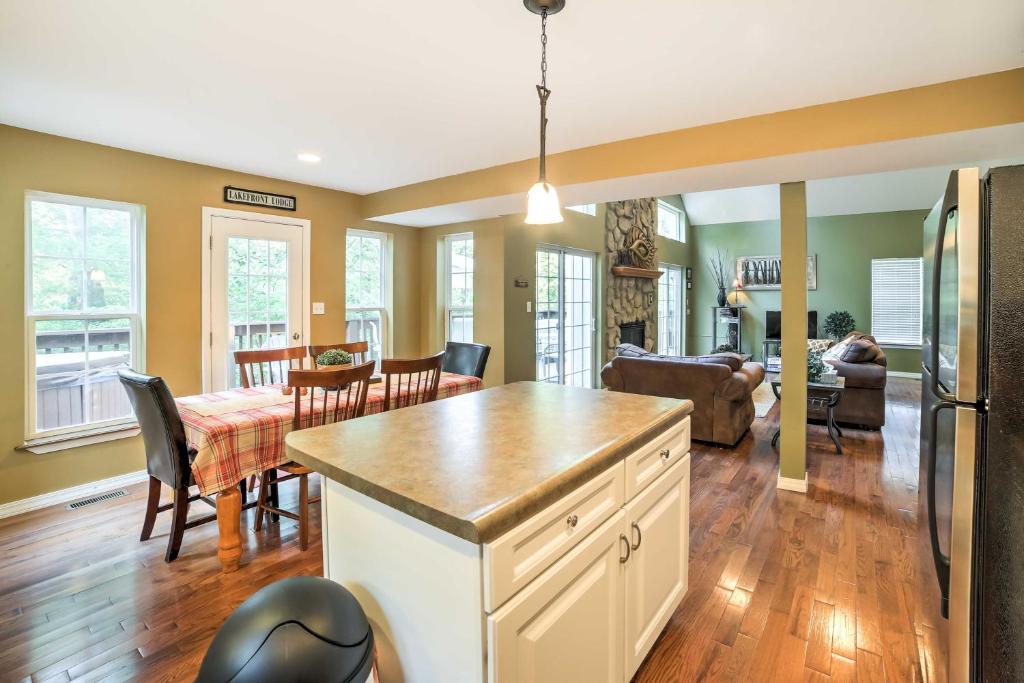 Hot Tub and Wooded Views Lakefront Blue Eye Cottage - Image 4