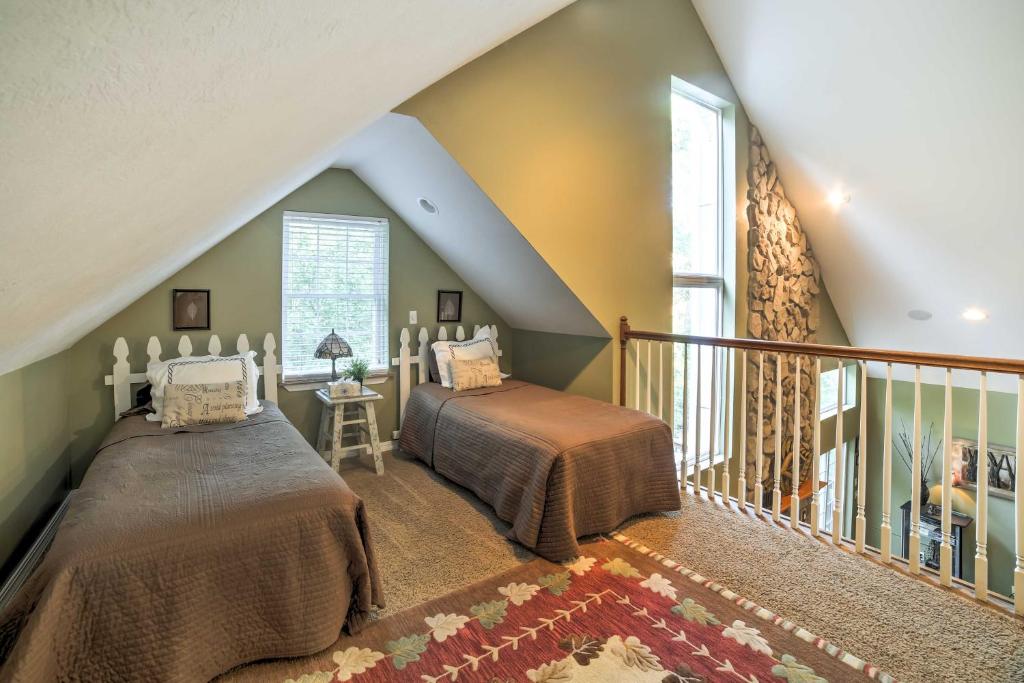 Hot Tub and Wooded Views Lakefront Blue Eye Cottage - Image 7