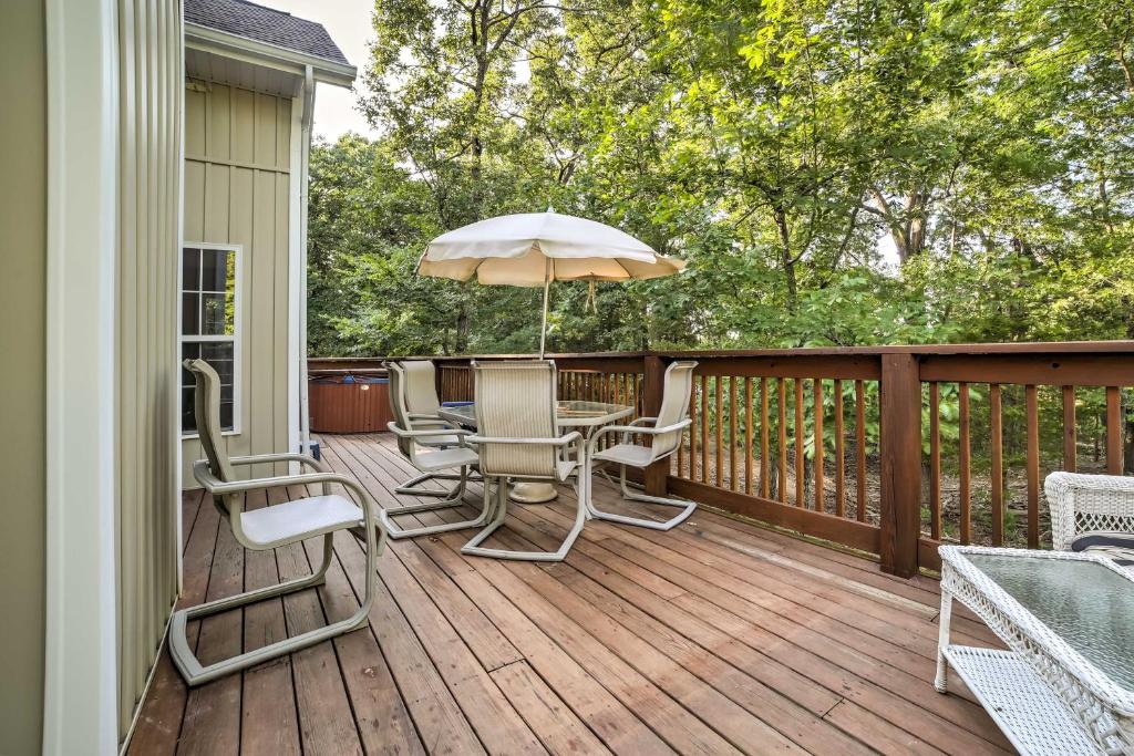 Hot Tub and Wooded Views Lakefront Blue Eye Cottage