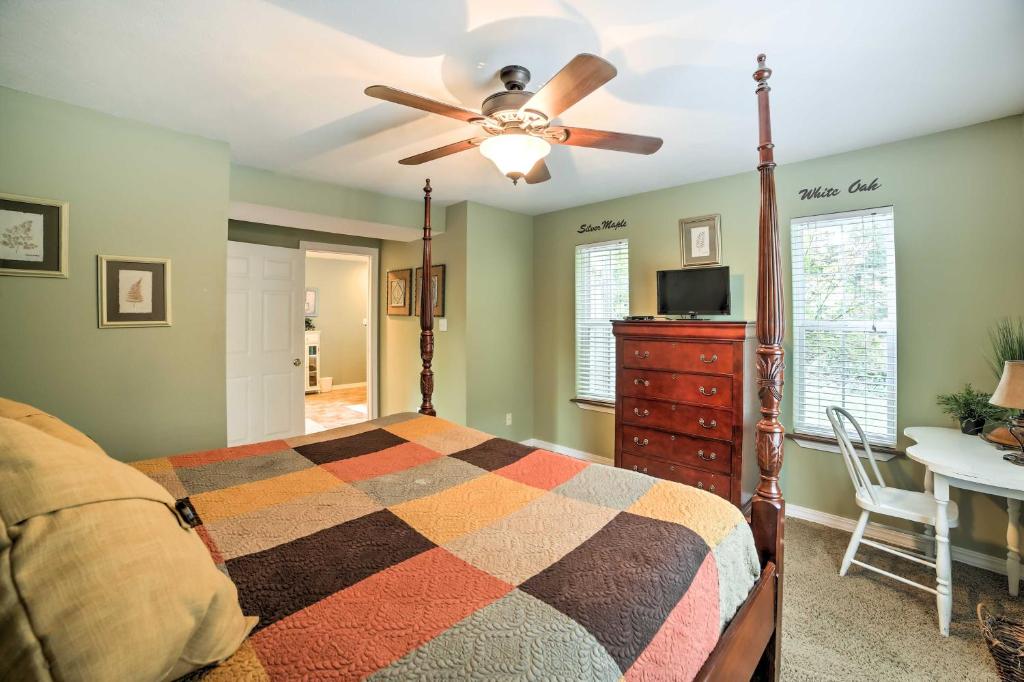 Hot Tub and Wooded Views Lakefront Blue Eye Cottage - Image 5