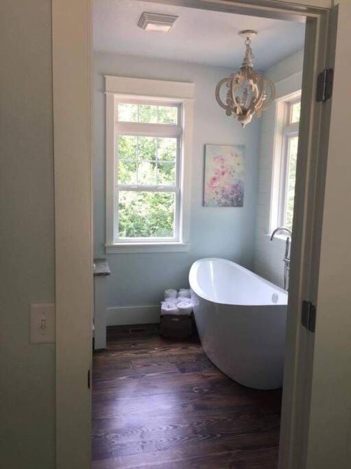 Hot Tub (Jacuzzi) - Photo 3