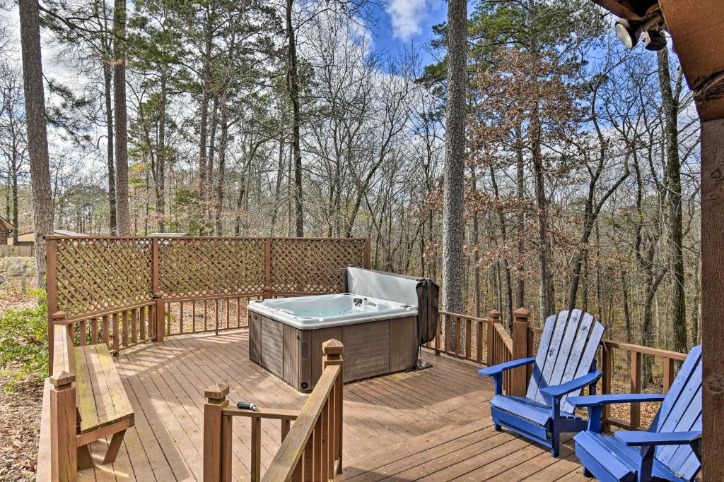 Hot Tub, Grill Hilltop Log Cabin in Hot Springs!