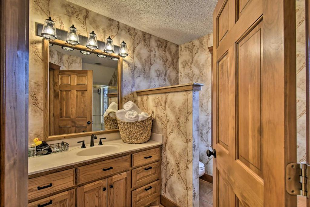 Hot Tub, Grill Hilltop Log Cabin in Hot Springs! - Image 8