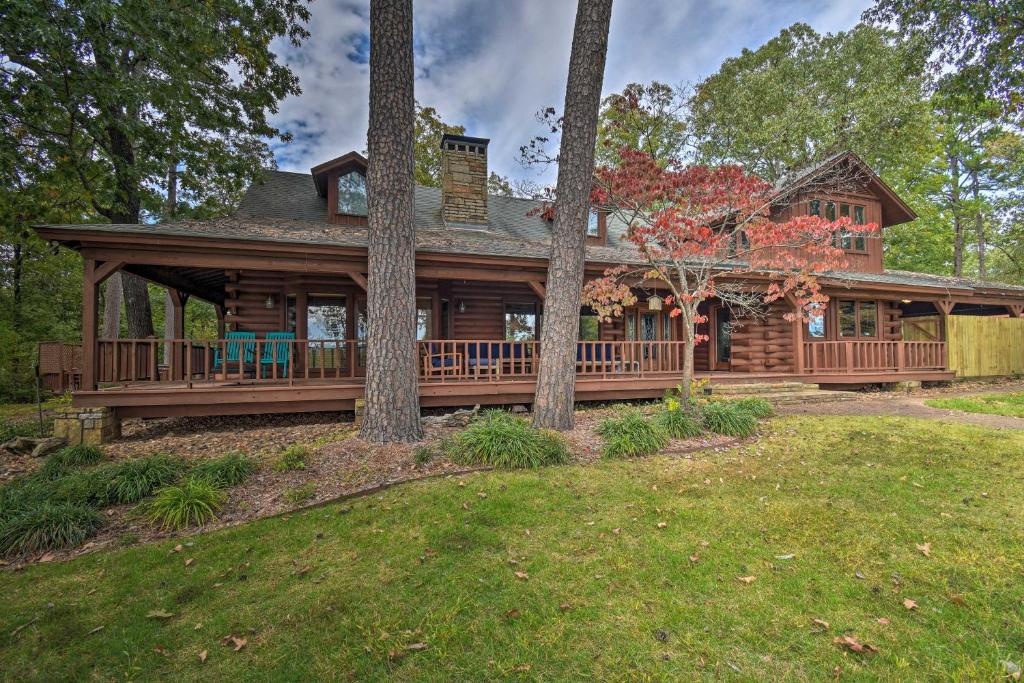 Hot Tub, Grill Hilltop Log Cabin in Hot Springs!