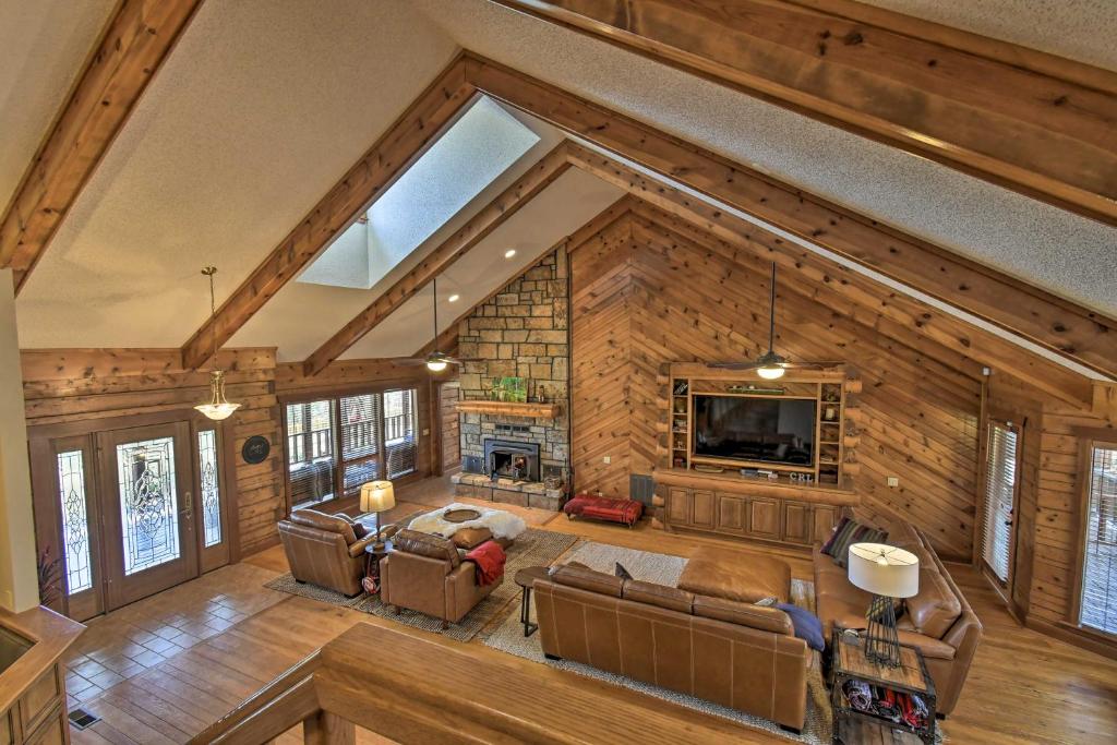 Hot Tub, Grill Hilltop Log Cabin in Hot Springs! - Image 5