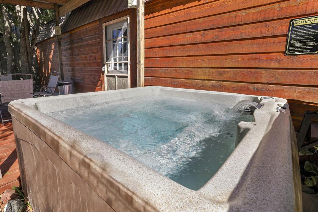 Family-Friendly Cabin with Hot Tub in the Ozark Mountains and nearby Beaver Lake, Eureka Springs