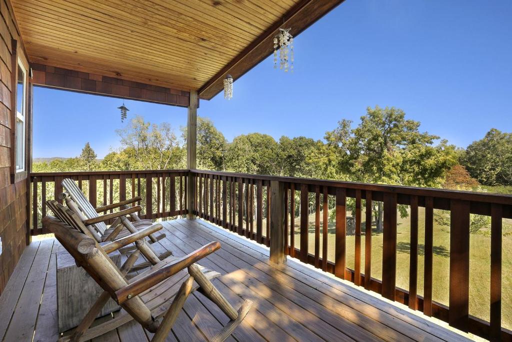 Family-Friendly Cabin with Hot Tub in the Ozark Mountains and nearby Beaver Lake, Eureka Springs - Image 5