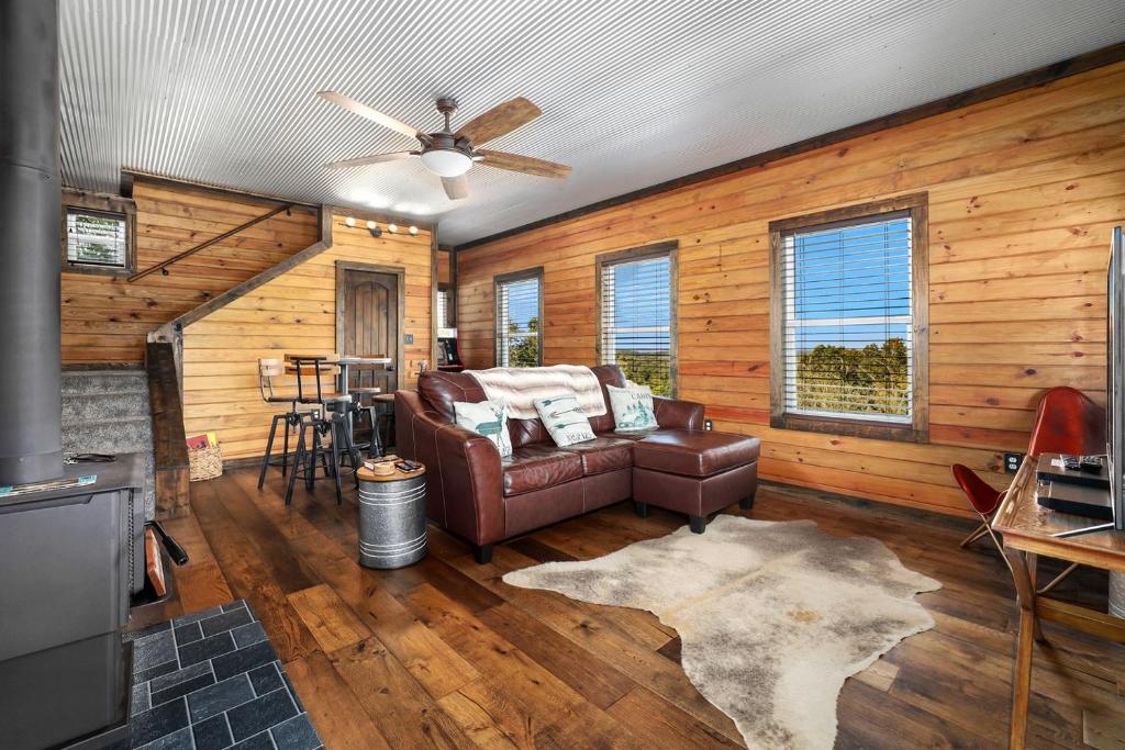 Family-Friendly Cabin with Hot Tub in the Ozark Mountains and nearby Beaver Lake, Eureka Springs - Image 6