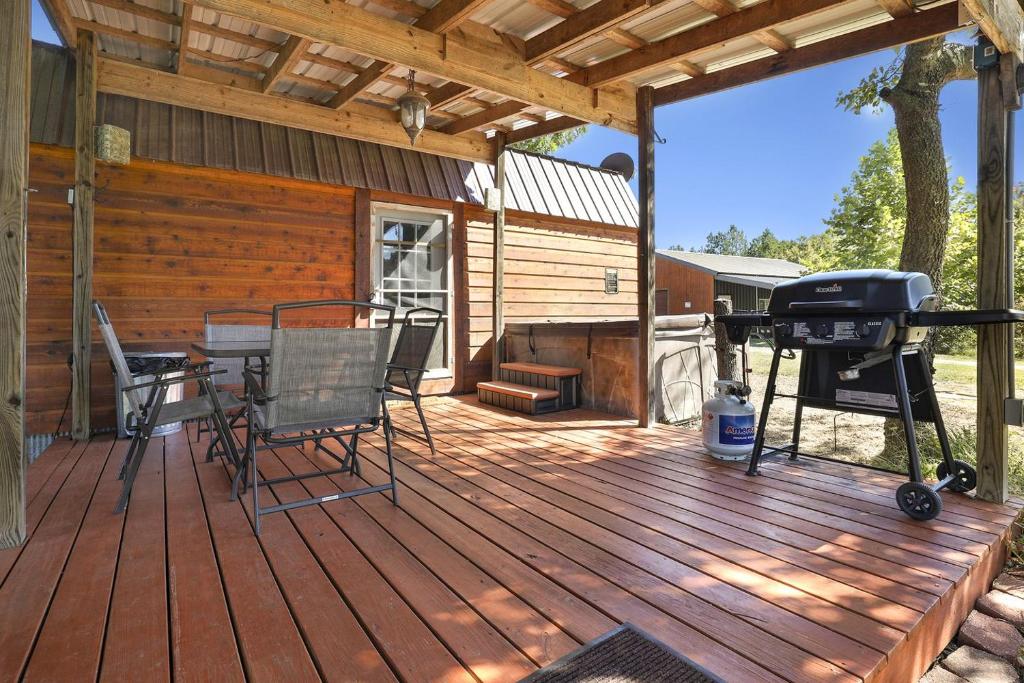 Family-Friendly Cabin with Hot Tub in the Ozark Mountains and nearby Beaver Lake, Eureka Springs - Image 8