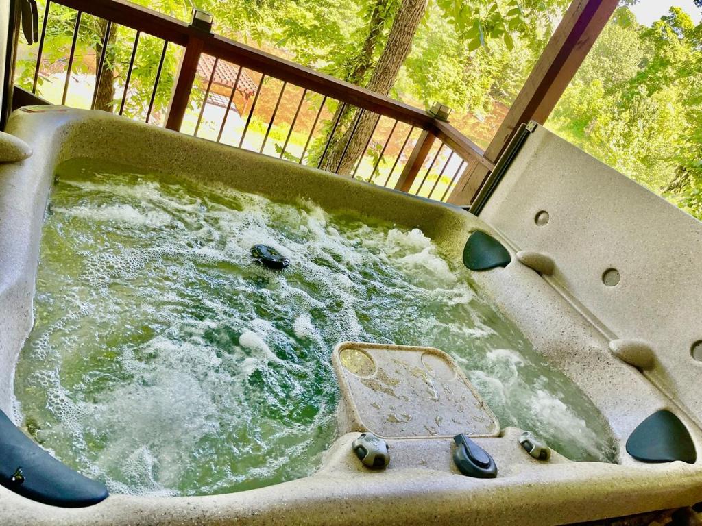 Hot Tub (Jacuzzi) - Photo 2
