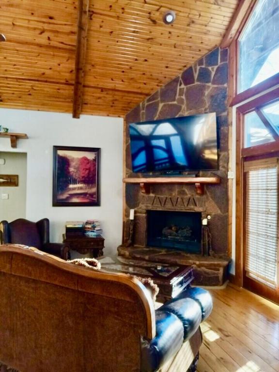 Little Red River Chalet - Image 5