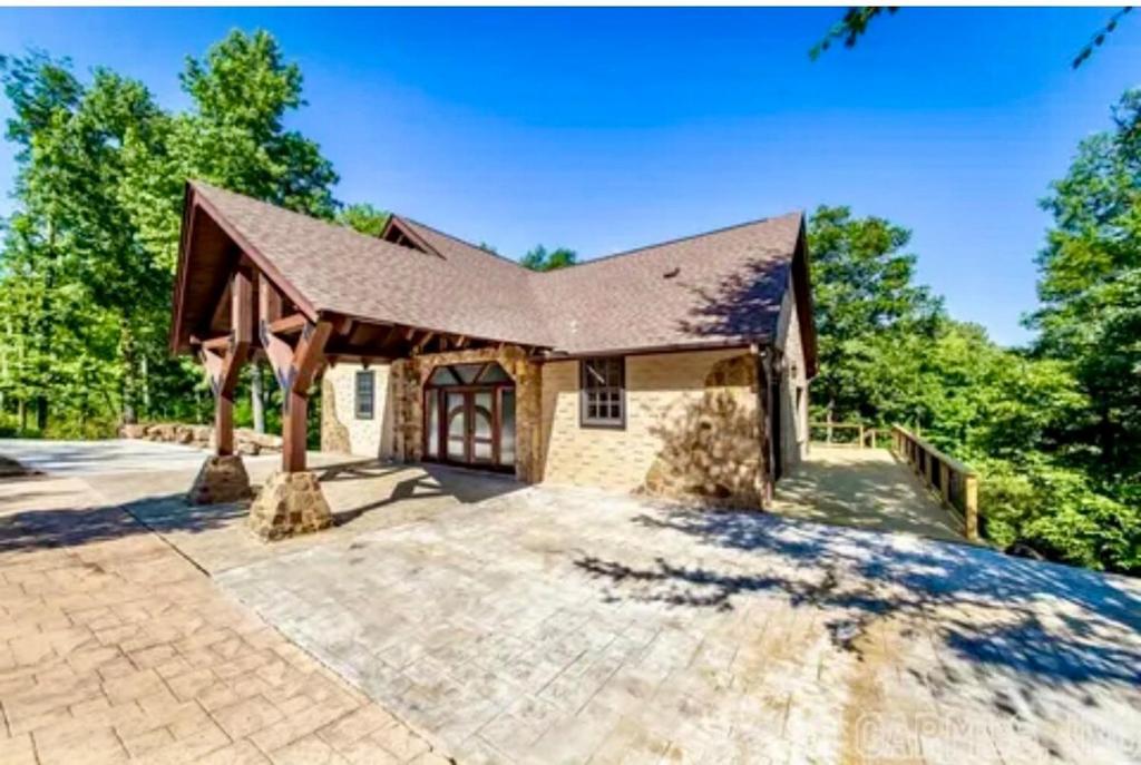 Little Red River Chalet - Image 6