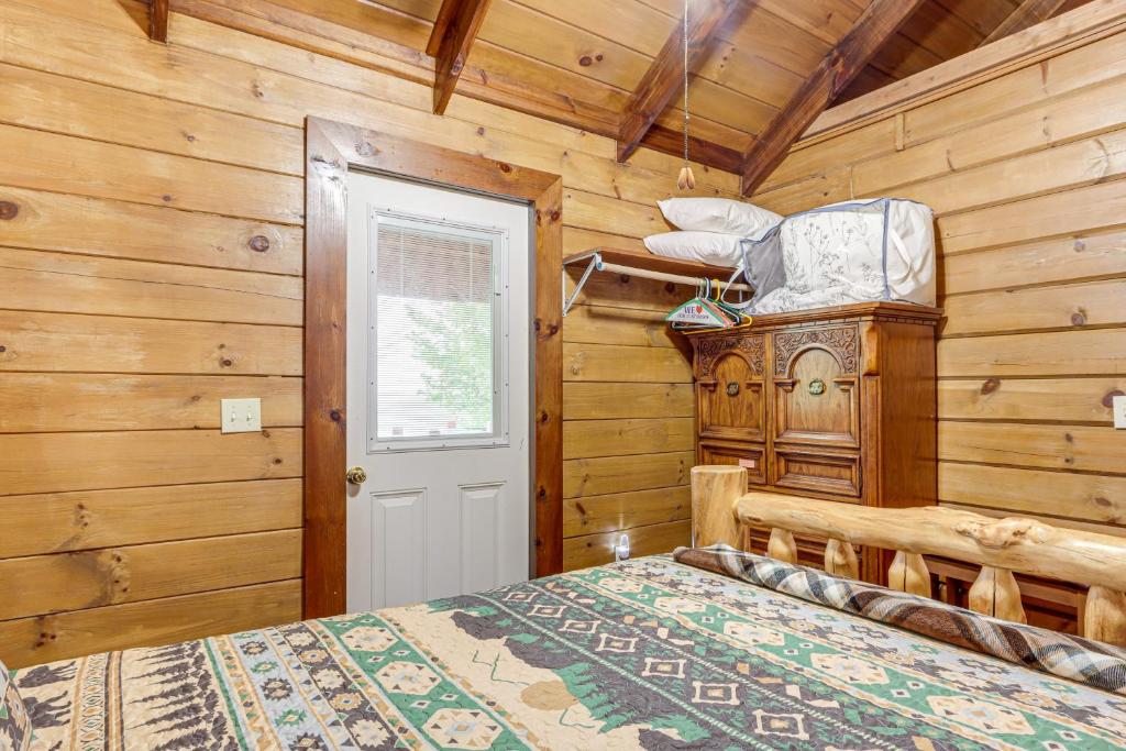Cozy Pelsor Cabin with Mountain and Valley Views! - Image 7