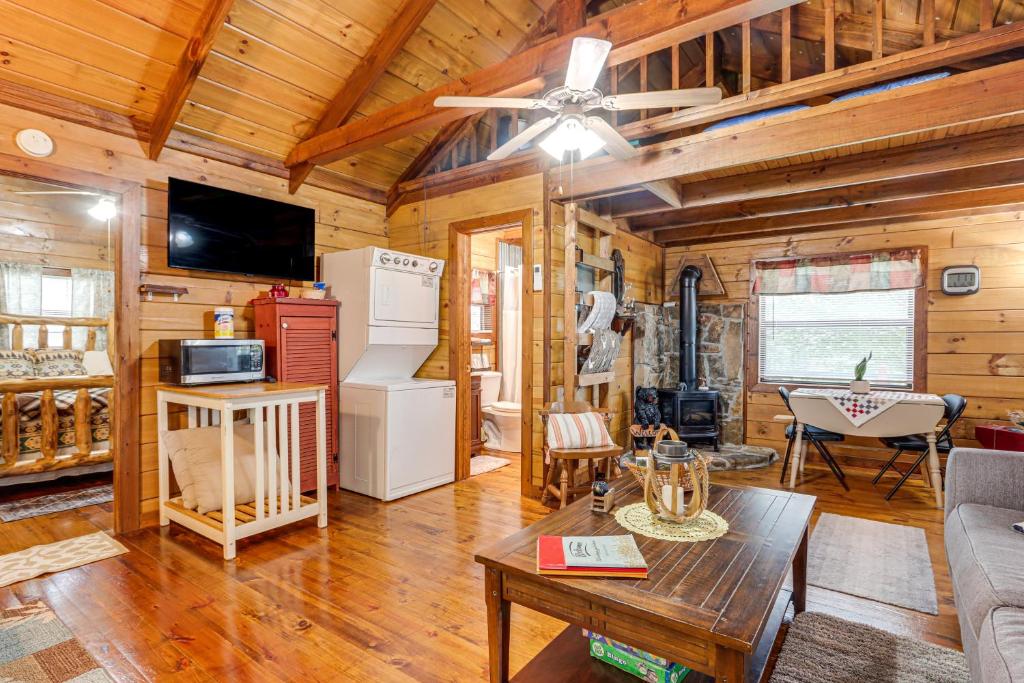 Cozy Pelsor Cabin with Mountain and Valley Views! - Image 8