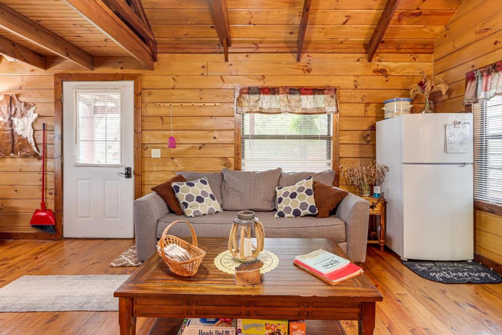 Cozy Pelsor Cabin with Mountain and Valley Views! - Image 5