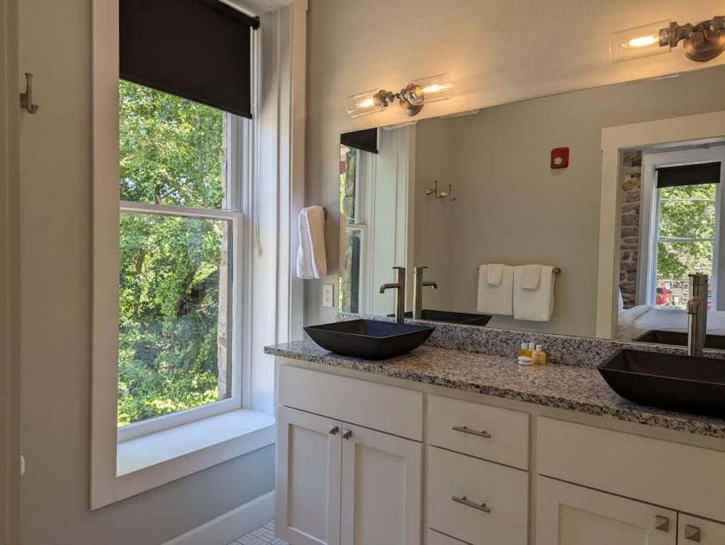 151 Spring Downtown Eureka Springs Suite E - Image 7