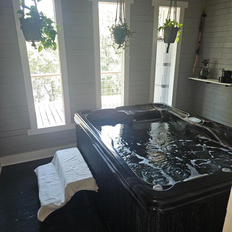 Hot Tub (Jacuzzi) - Photo 3