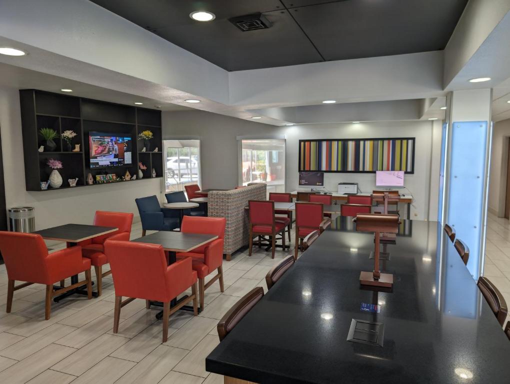 Holiday Inn Express & Suites - El Dorado by IHG - Image 5