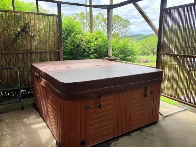 Hot Tub (Jacuzzi) - Photo 3