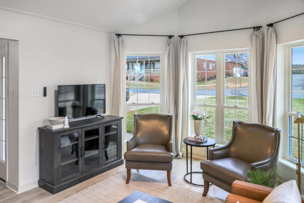 Lake Hamilton Carriage House 5BR; 3.5BA Sleeps 17! - Image 4