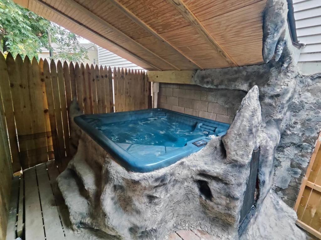 Hot Tub (Jacuzzi) - Photo 2