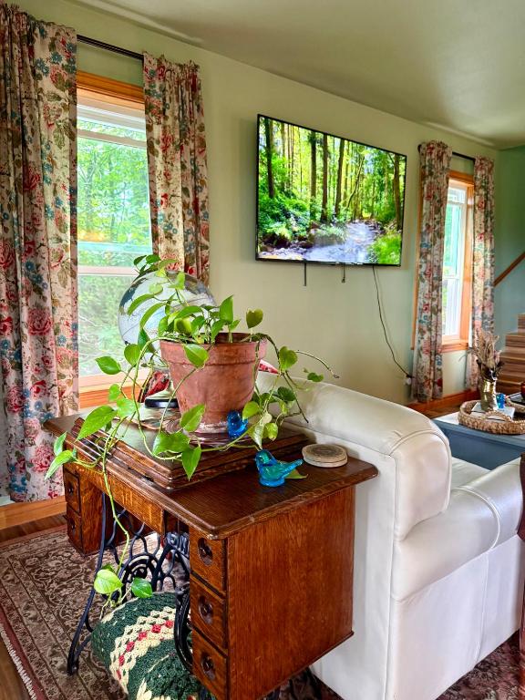 The Hideaway House at The Bluebird - Image 6