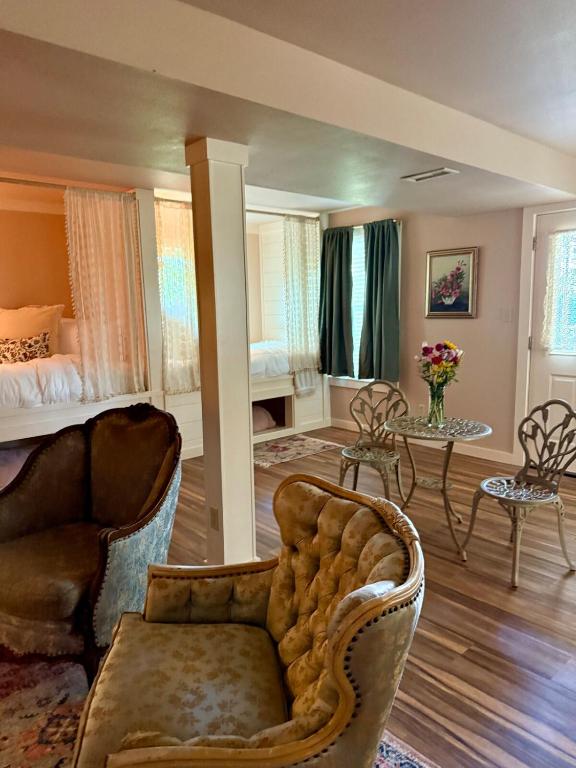 The Hideaway House at The Bluebird - Image 8