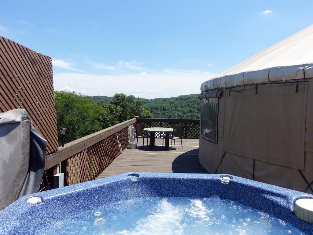 Hot Tub (Jacuzzi) - Photo 3