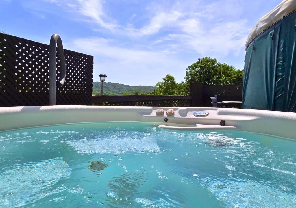 Hot Tub (Jacuzzi) - Photo 10