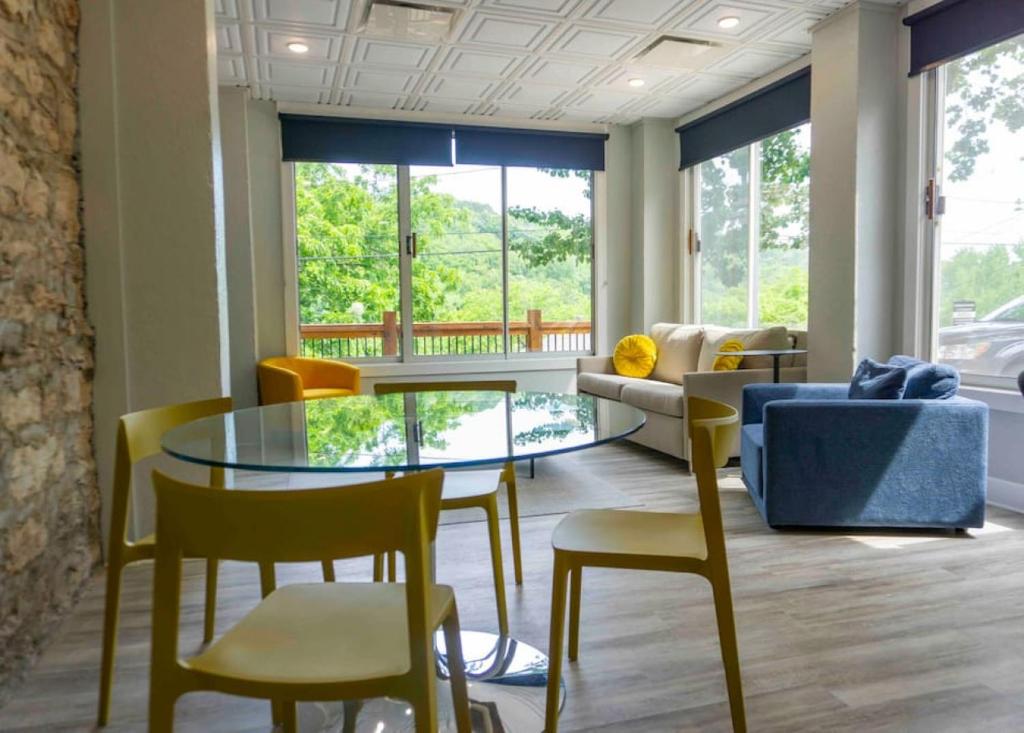 151 Spring Downtown Eureka Springs Suite C