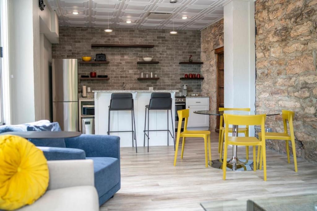 151 Spring Downtown Eureka Springs Suite C - Image 4