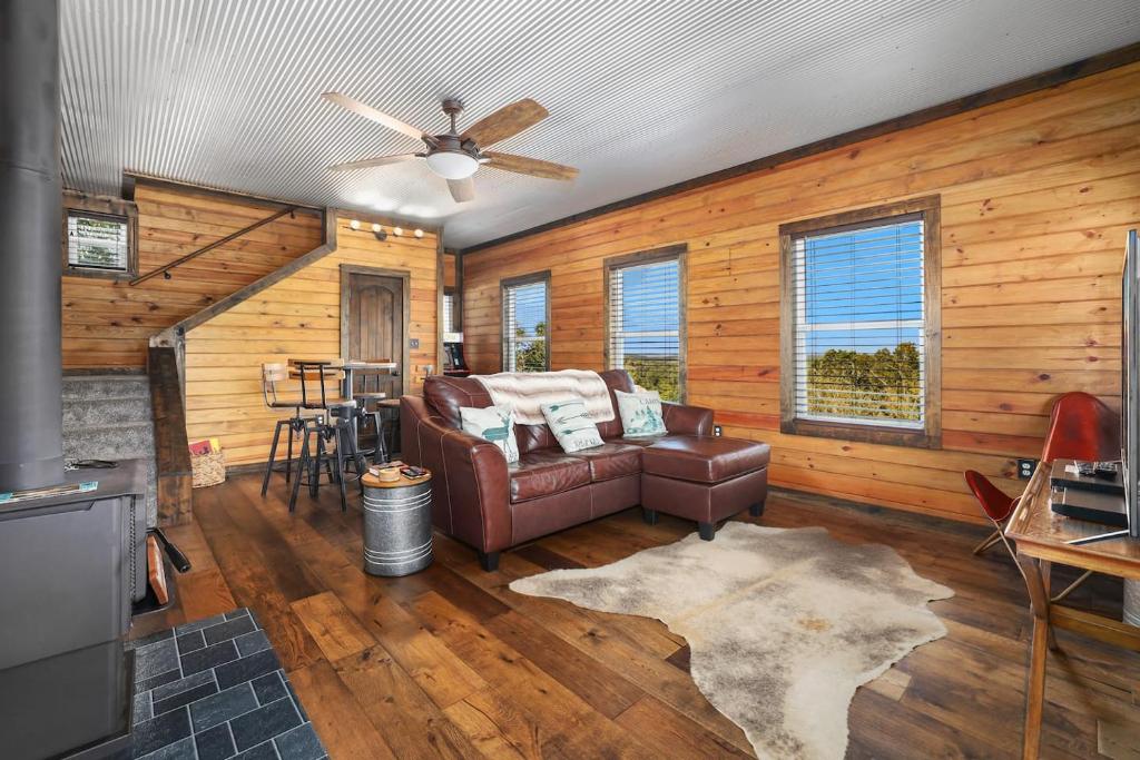 Fox Wood Cabin, Hot Tub, Mountain Views - Image 4