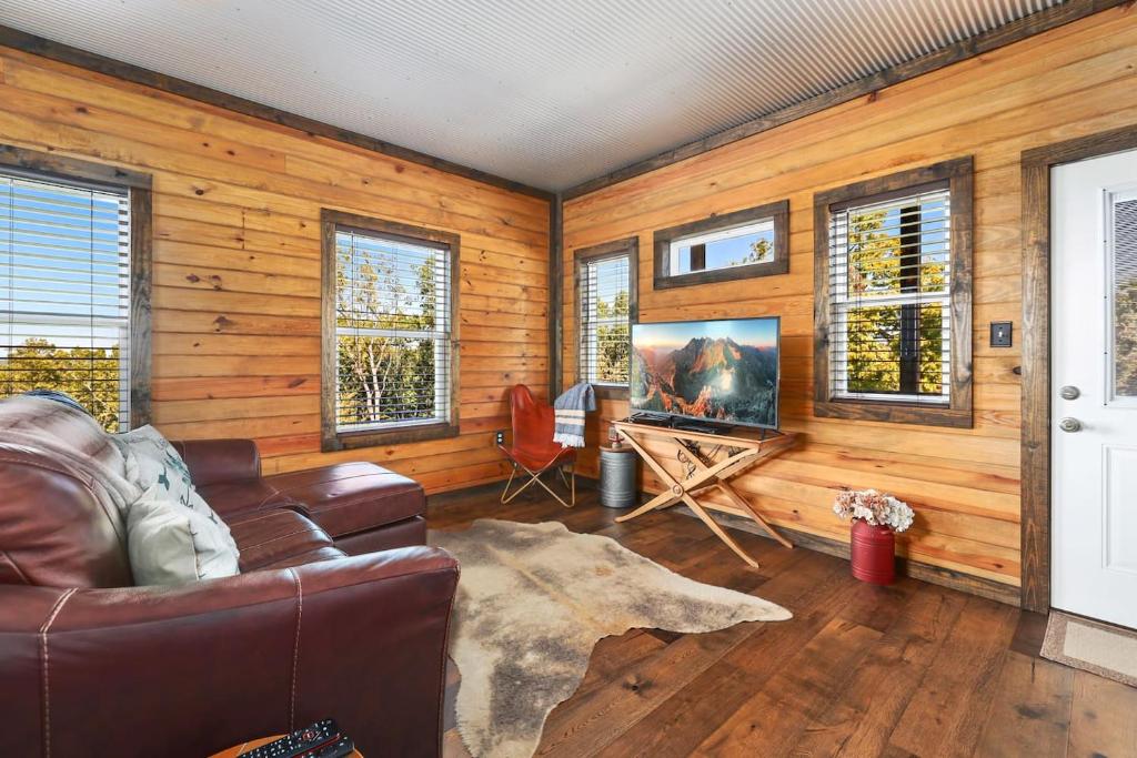 Fox Wood Cabin, Hot Tub, Mountain Views - Image 5