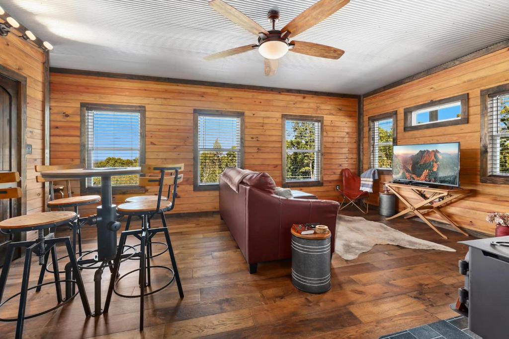 Fox Wood Cabin, Hot Tub, Mountain Views - Image 8