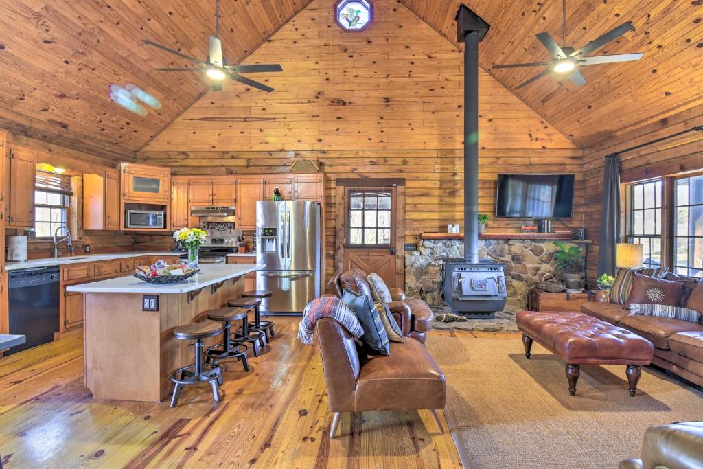 Luxe Cabin with Hot Tub on 5 Acres in Pearcy! - Image 4
