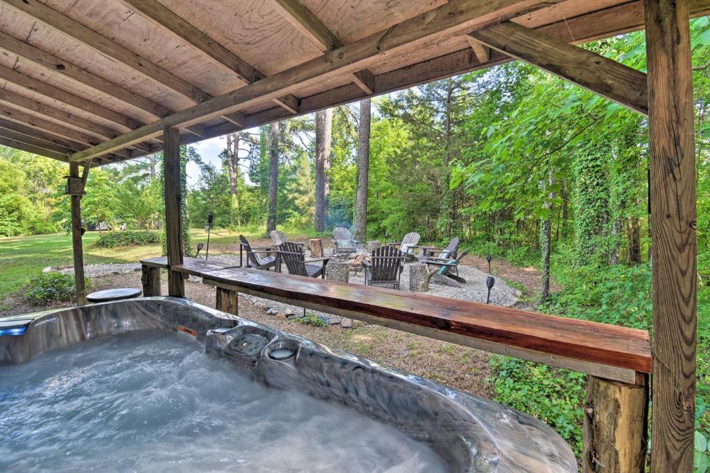 Luxe Cabin with Hot Tub on 5 Acres in Pearcy!