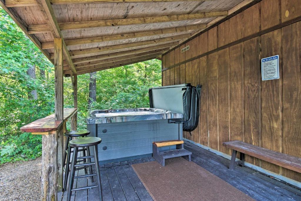 Hot Tub (Jacuzzi) - Photo 2