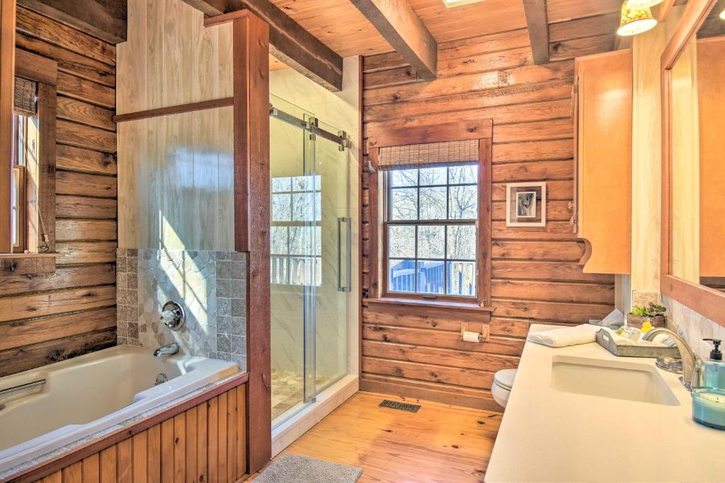 Luxe Cabin with Hot Tub on 5 Acres in Pearcy! - Image 8