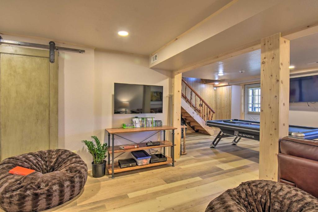 Luxe Cabin with Hot Tub on 5 Acres in Pearcy! - Image 5