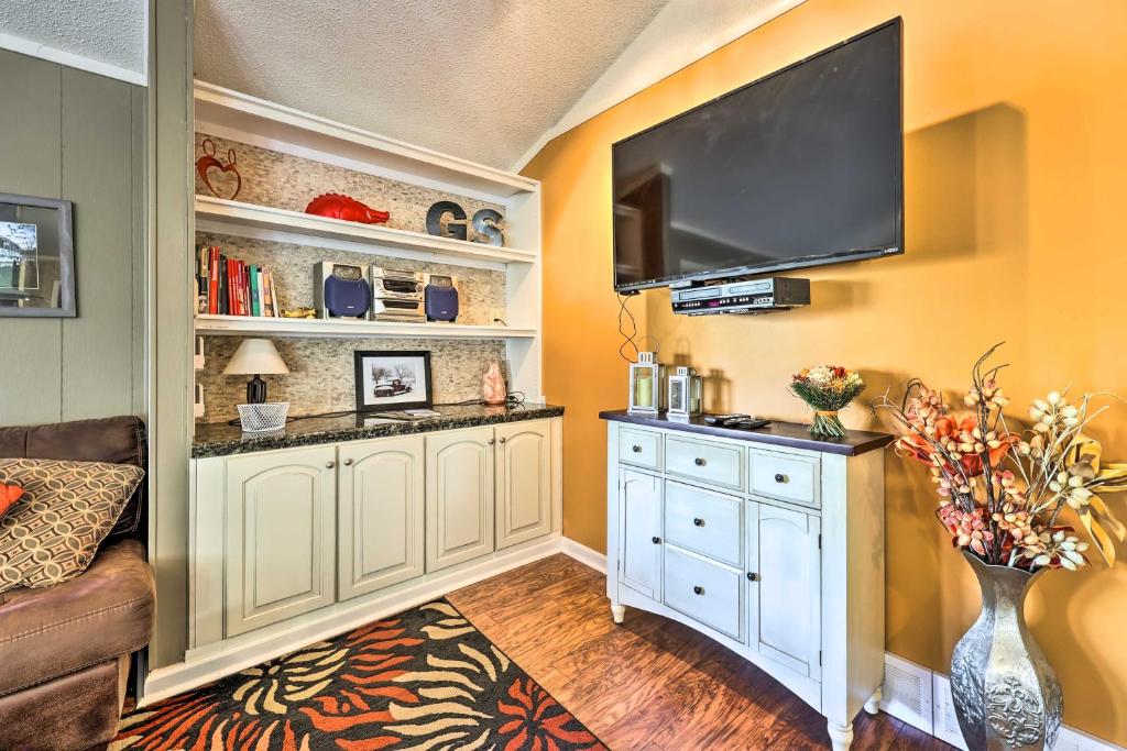 Holiday Island Home Hot Tub and Wood Stove! - Image 5